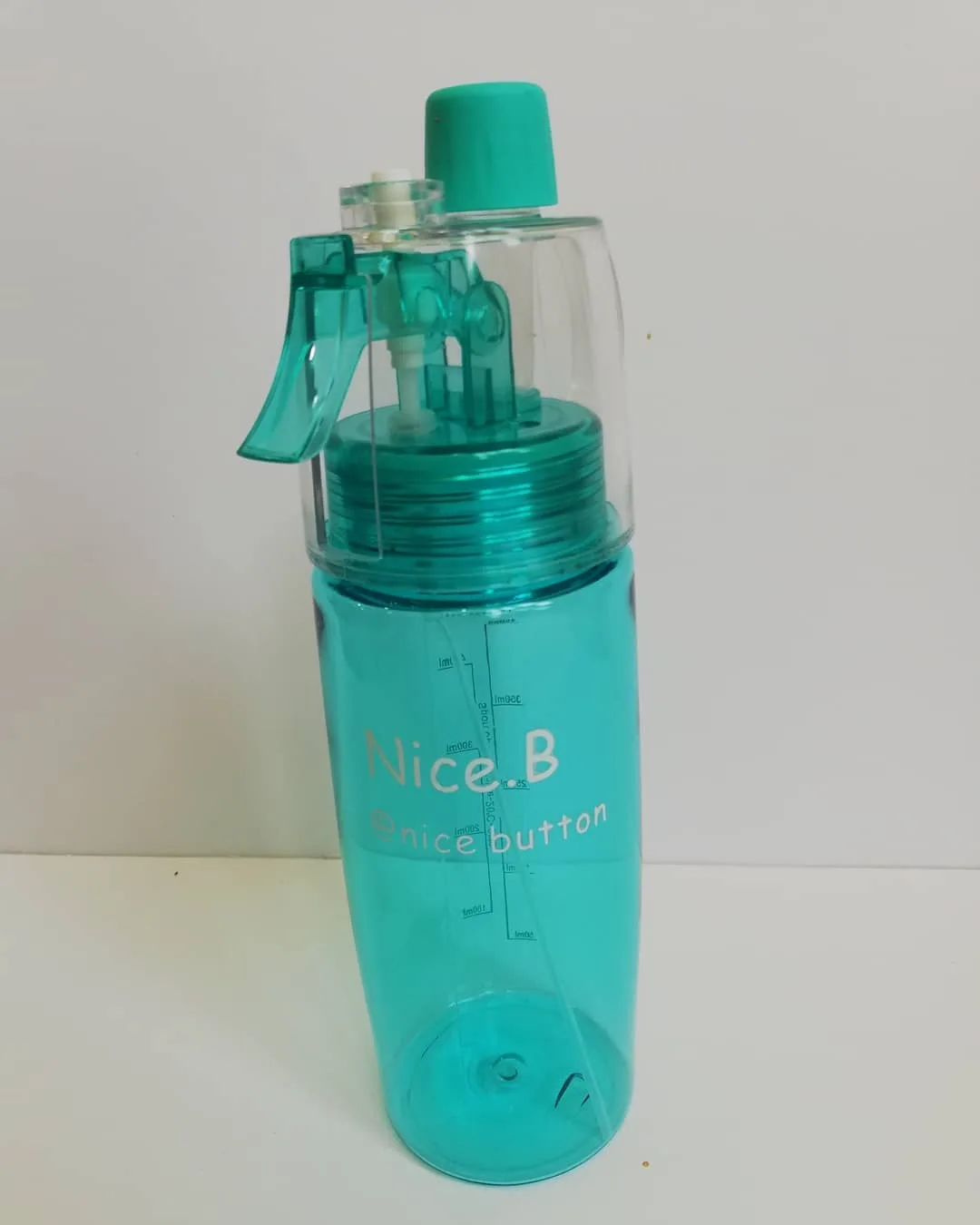 بطری اسپری دار ورزشی Nice.B، رنگ فیروزه‌ای و شفاف، جنس پلاستیک، ابزار ورزشی، گنجایش بالا