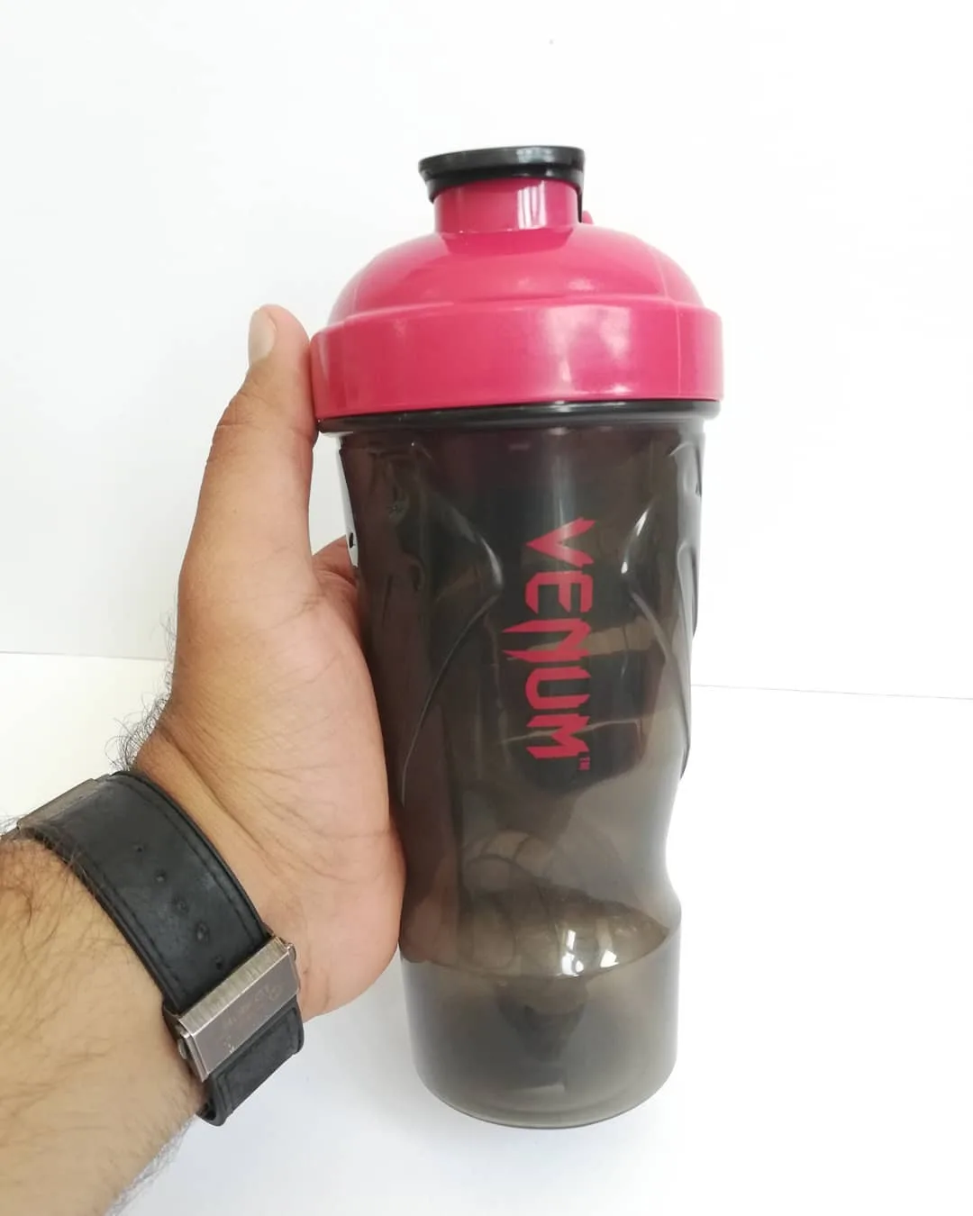 شیکر ورزشی، رنگ مشکی و صورتی، جنس پلاستیک، استوانه‌ای ارگونومیک