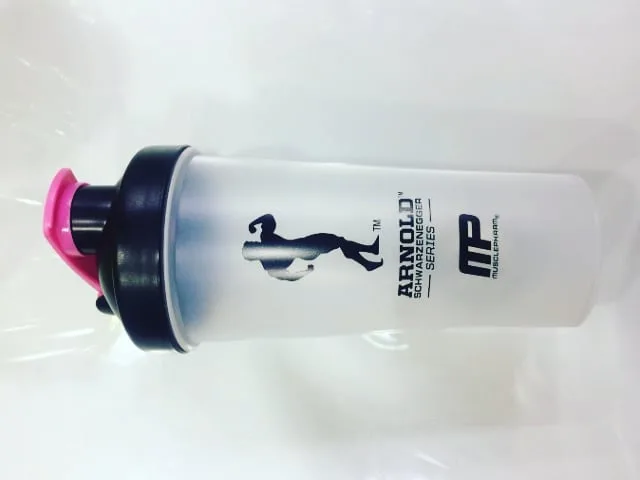 شیکر ورزشی، رنگ خاکستری، مشکی و صورتی، جنس پلاستیک، استوانهای دربدار