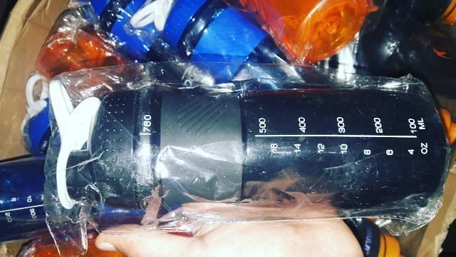 شیکر ورزشی، رنگ مشکی و سفید، جنس پلاستیک، استوانهای، درجهدار
