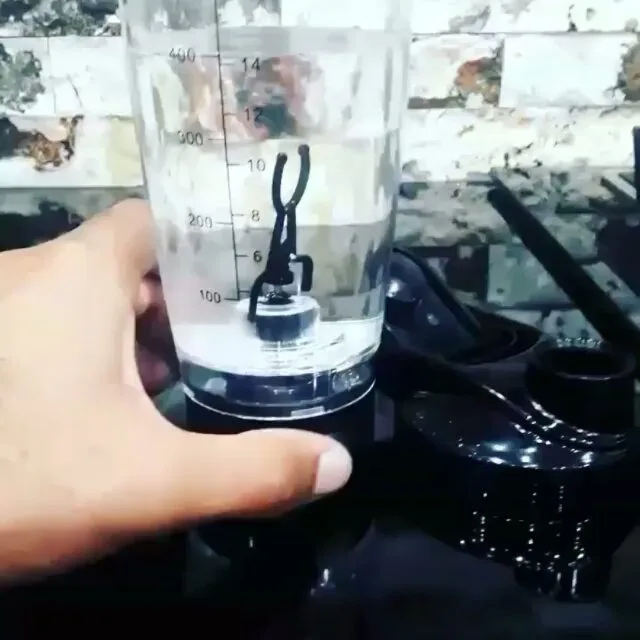 شیکر ورزشی GNC، رنگ بیرنگ و مشکی، جنس پلاستیک و شیشه، طرح مدرج، استوانهای