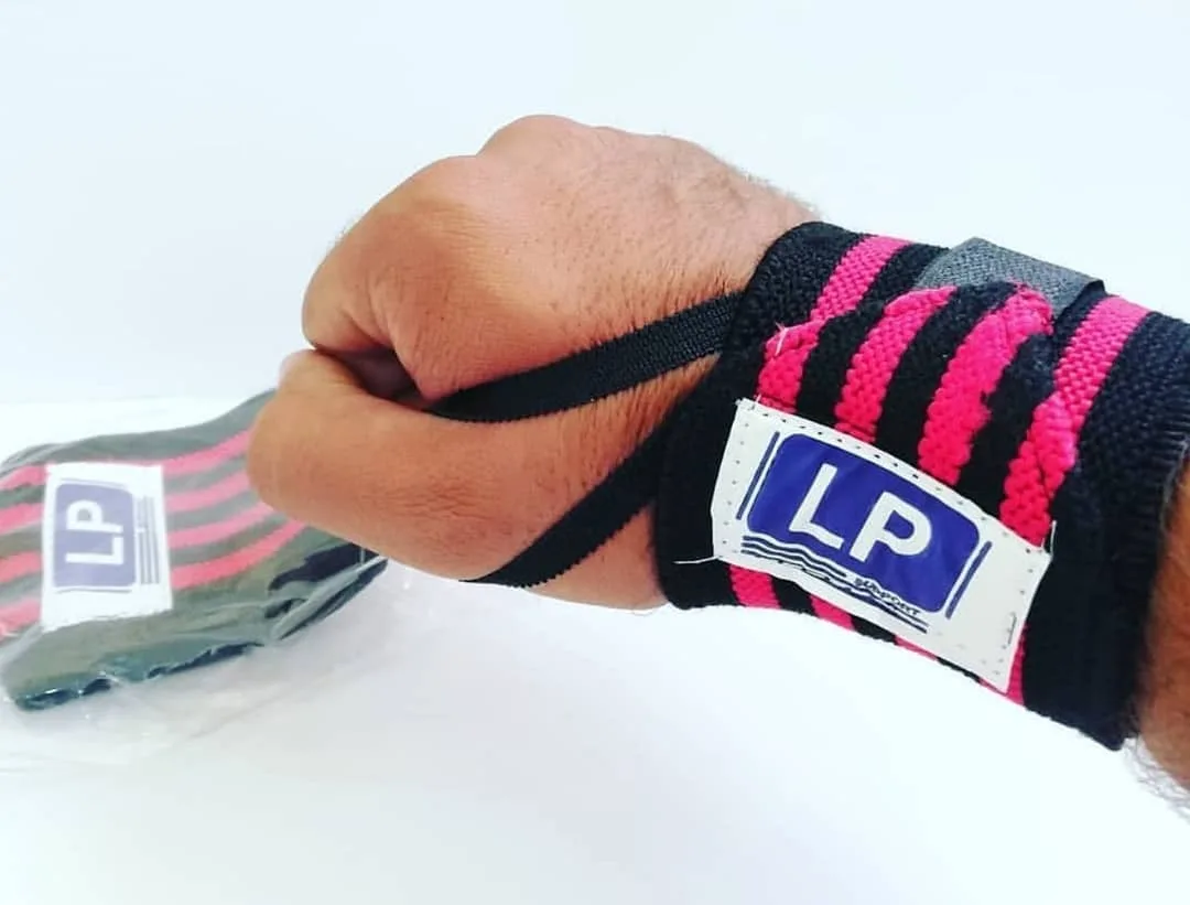 مچ‌بند پاکستانی LP، رنگ مشکی، سرخابی و سفید، جنس بافتنی، طرح راه‌راه، مچ‌بند کشی انگشتی