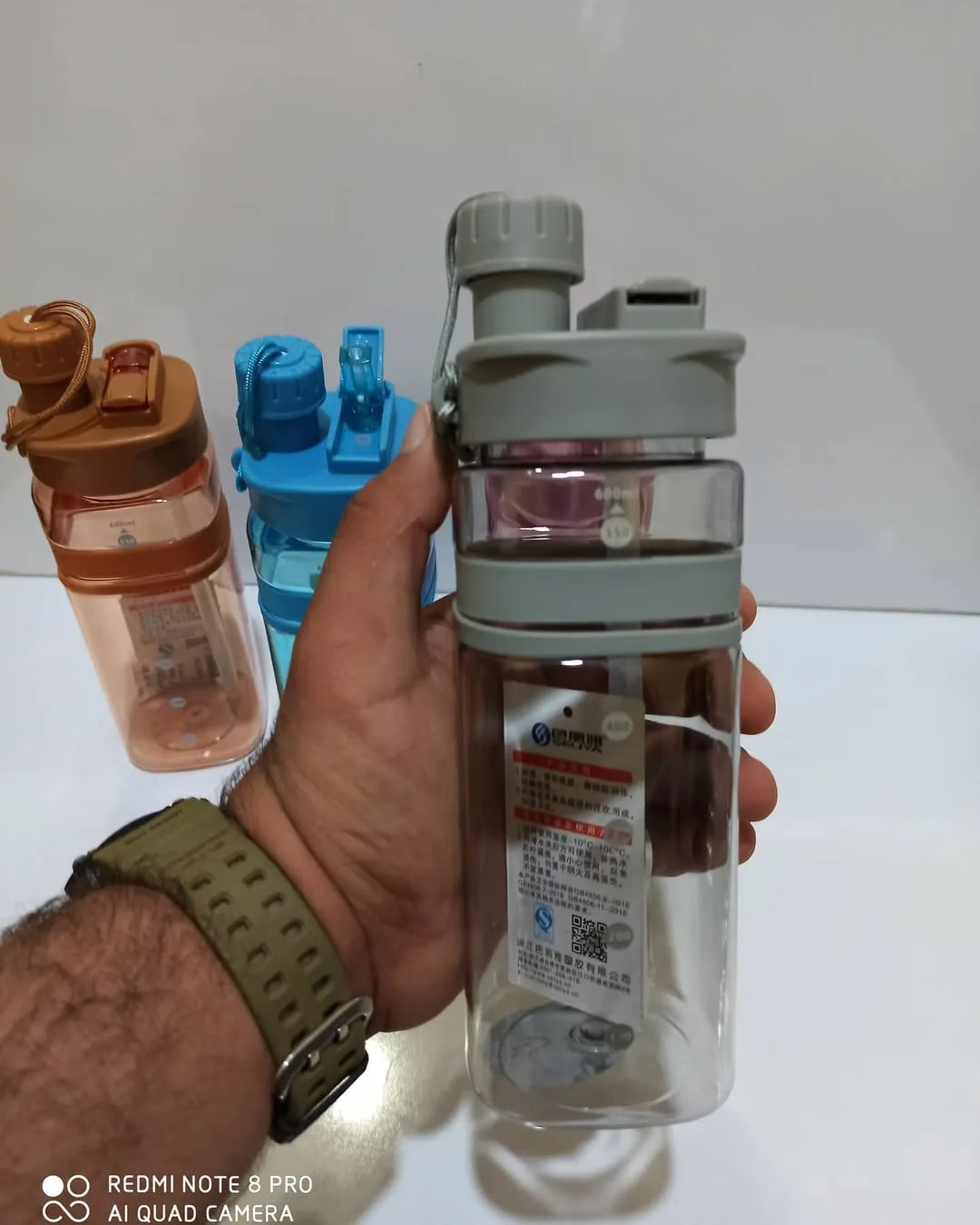 قمقمه ورزشی، رنگ خاکستری، آبی و قهوهای، جنس پلاستیک، استوانهای دربدار