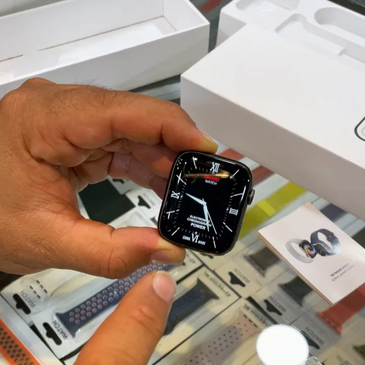 ساعت هوشمند مدل F16، رنگ مشکی، جنس فلز و شیشه، مربع