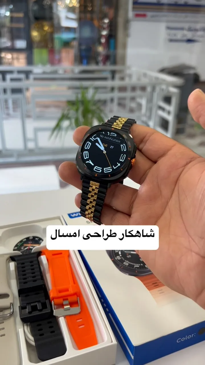 ساعت هوشمند بدنه تیتانیومی، رنگ مشکی و طلایی، جنس فلز، گرد، بند فلزی