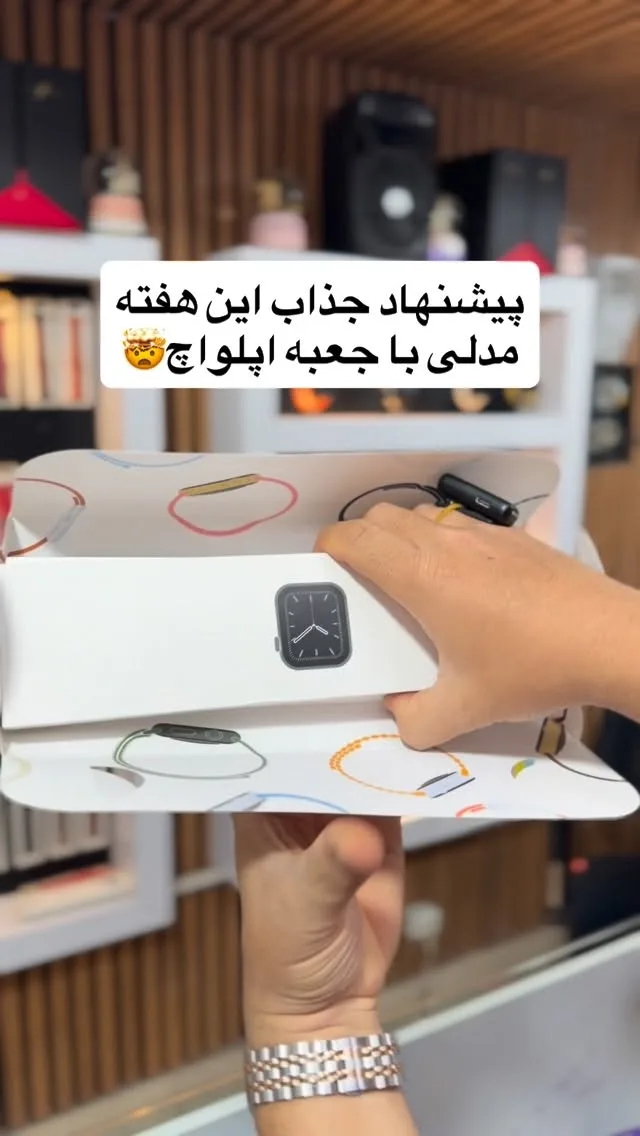 ساعت هوشمند اسپیکردار با جعبه و متعلقات، رنگ سفید، جنس مقوا، طرح طرح‌دار، مستطیلی