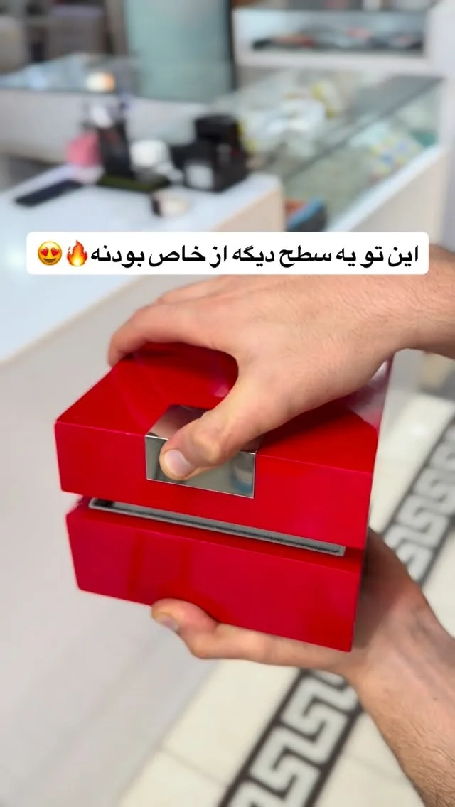 ساعت مچی مشکی، رنگ قرمز، مکعبی