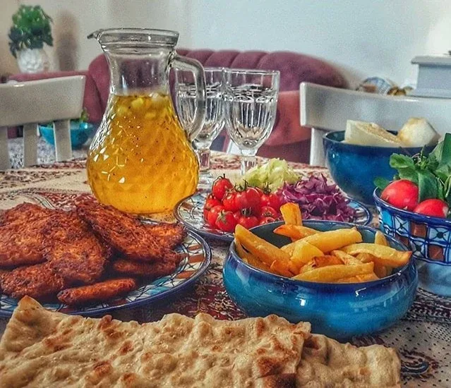 ست سفالی فیروزه‌ای، رنگ آبی، جنس سرامیک و شیشه، پارچ و کاسه