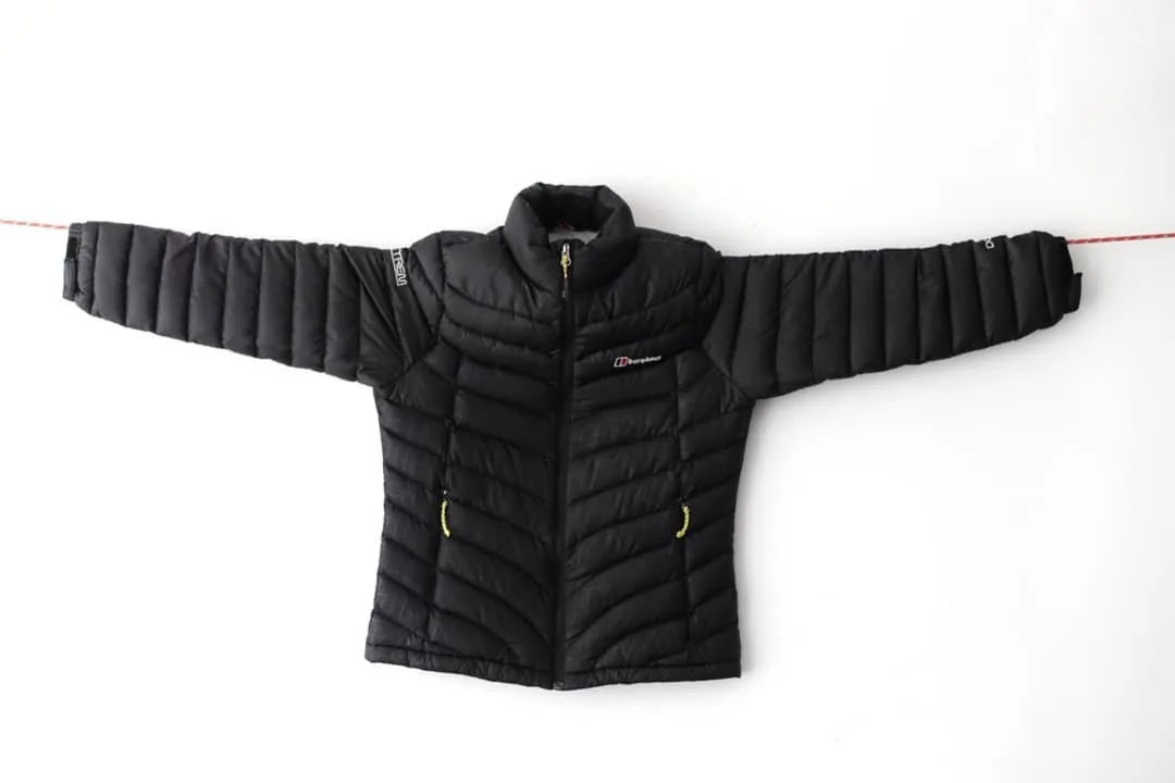 کت کوهنوردی Berghaus، رنگ مشکی، کوتاه، یقه ایستاده، آستین بلند