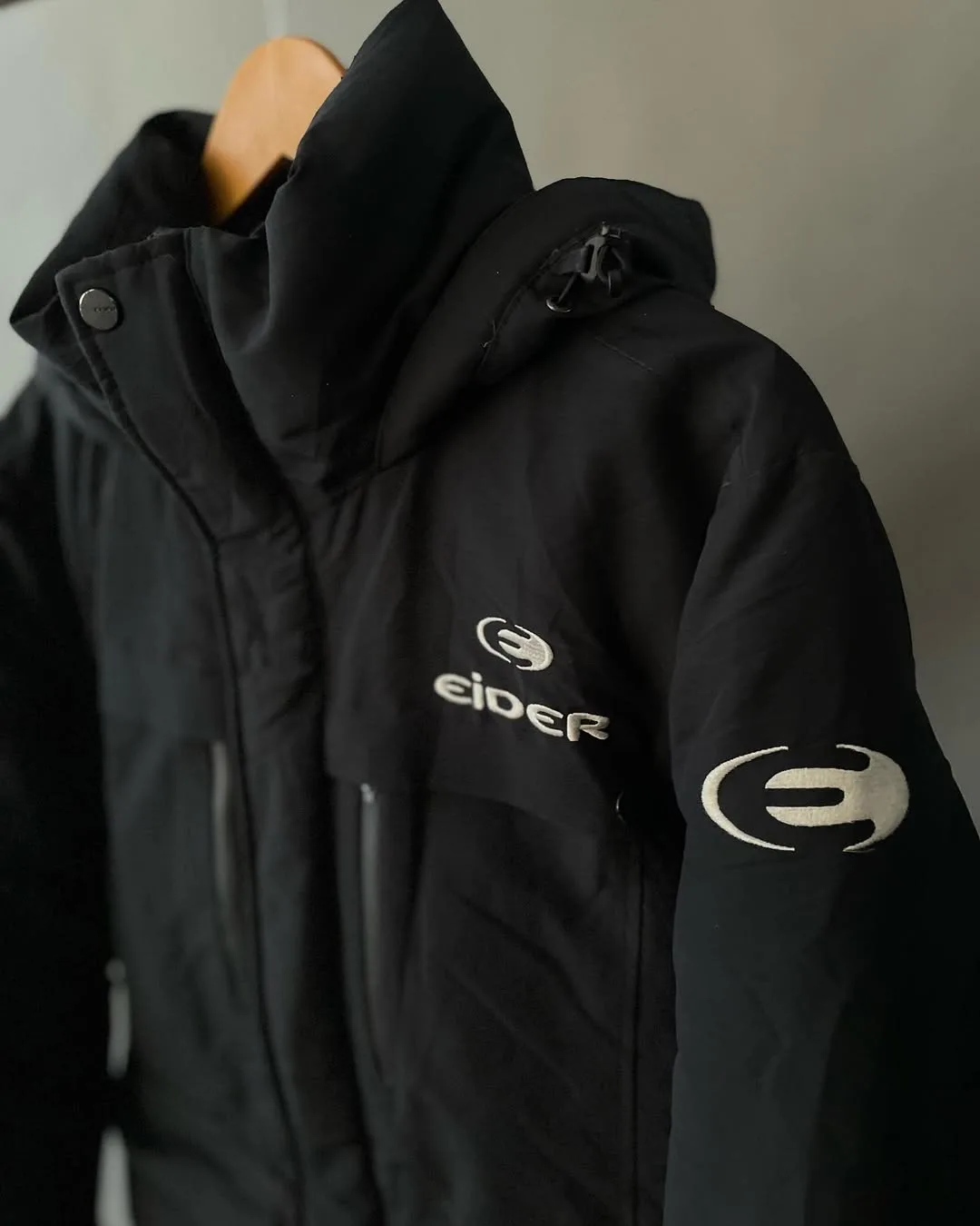 کاپشن پر سنگین رویه برزنتی Eider، رنگ مشکی، کلاه‌دار زیپ‌دار