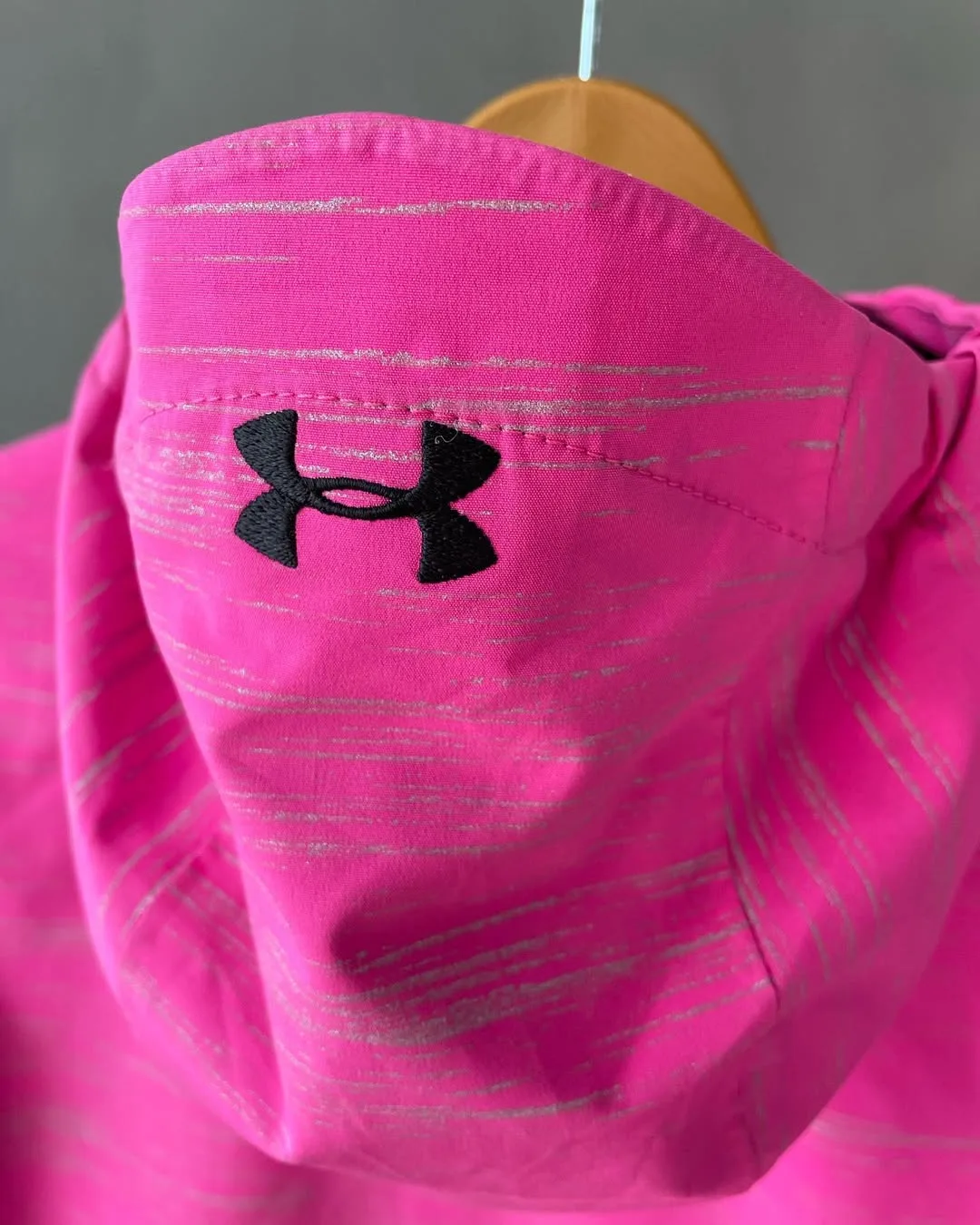 کاپشن اسکی زنانه Under Armour، رنگ صورتی و خاکستری، طرح راه‌راه، کلاه‌دار زیپ‌دار