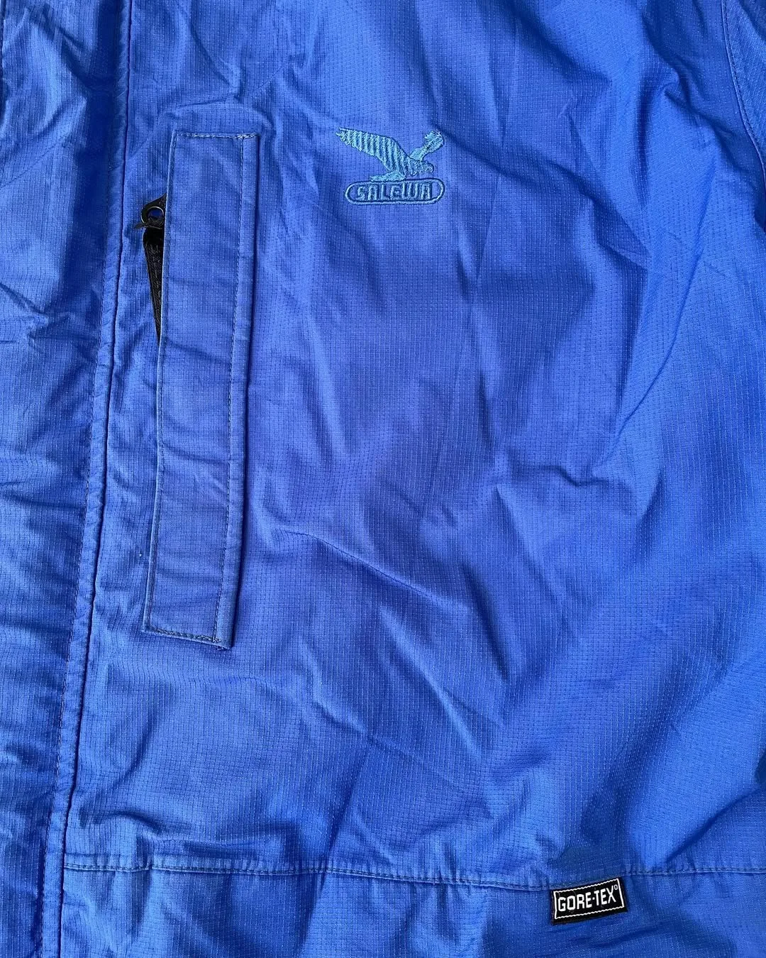 کاپشن گورتکس تک لایه سایز XL Salewa، رنگ آبی، جنس پلاستیک، کوتاه جیب‌دار زیپ‌دار
