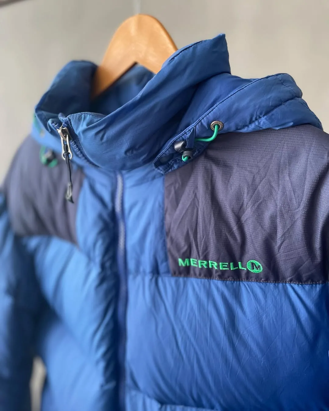 کاپشن پر سنگین سایز ۱۰۵ Merrell، رنگ آبی و سرمه‌ای، کلاه‌دار پفی
