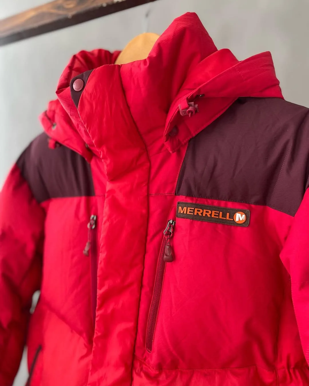 کاپشن پر سایز ۹۵ Merrell، رنگ قرمز و سرخابی، جنس پلی‌استر، کلاه‌دار زیپ‌دار کوتاه