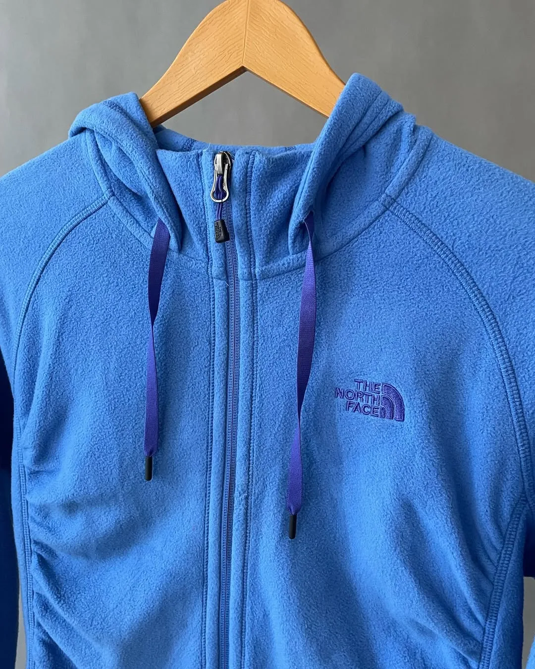 هودی سایز L، رنگ آبی، جنس پلار، کوتاه، زیپ‌دار، کلاه‌دار، جذب