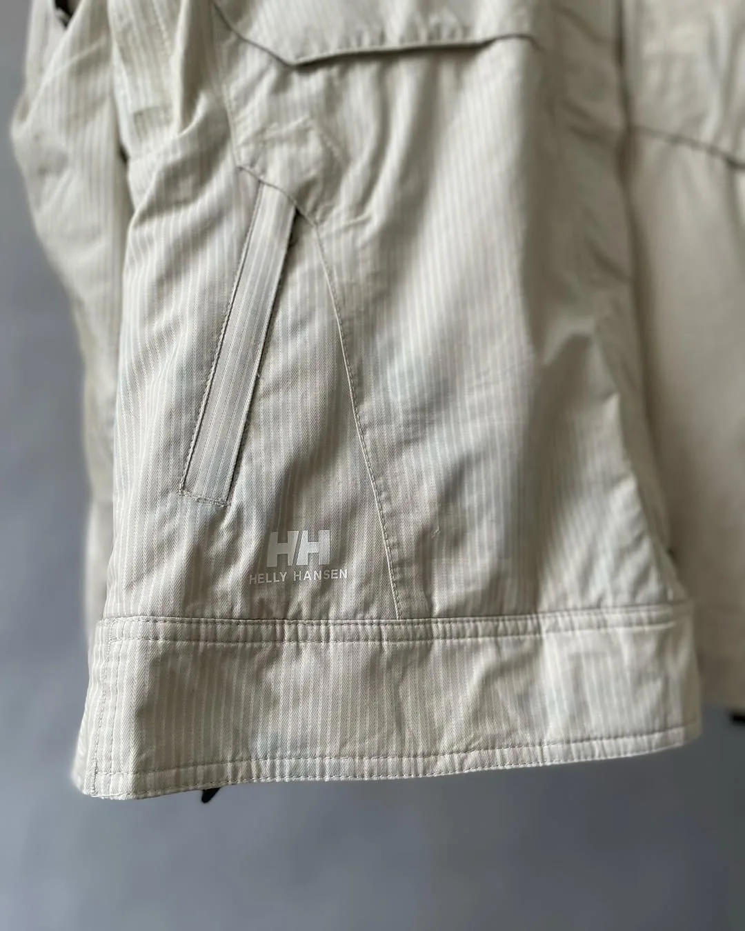 کاپشن اسکی زنانه سایز M Helly Hansen، رنگ کرم، جنس پلی‌استر، طرح راه‌راه، کوتاه، یقه ايستاده، آستین‌بلند، معمولی