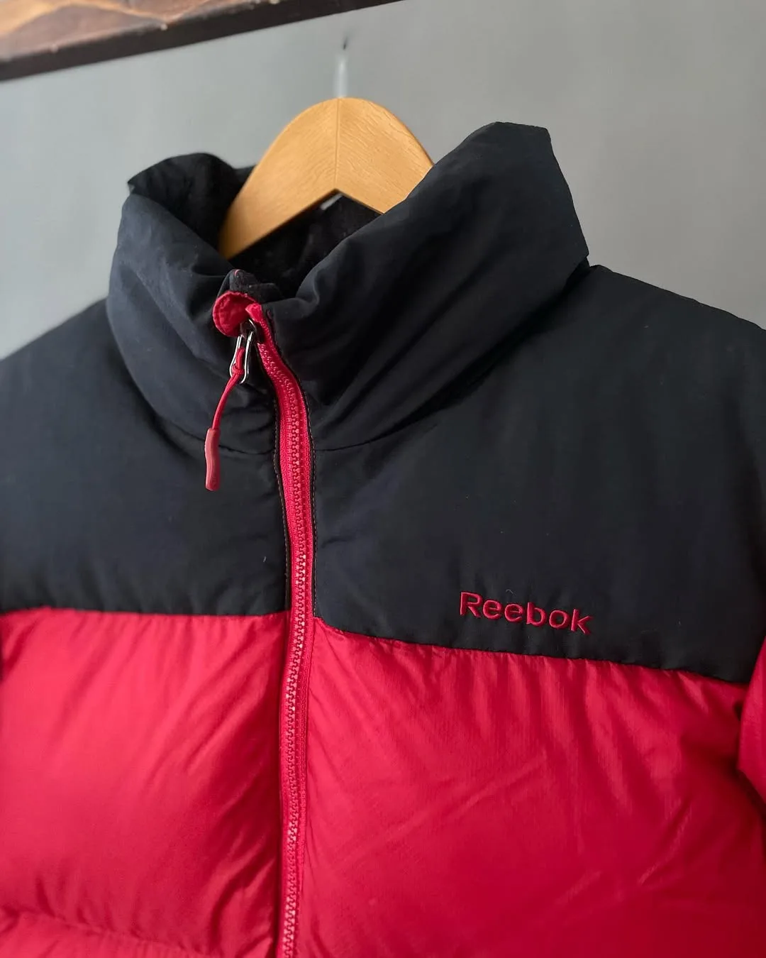 کاپشن پر سنگین سایز ۹۵ Reebok، رنگ قرمز و مشکی، جنس پلی‌استر، یقه ایستاده زیپ‌دار کوتاه