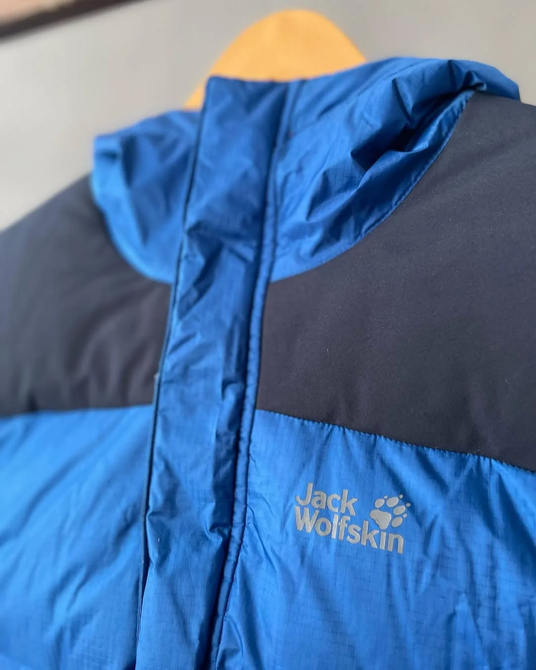کاپشن پر زنانه سایز XS Jack Wolfskin، رنگ آبی و مشکی، جنس پلی‌استر، کلاه‌دار زیپ‌دار کوتاه