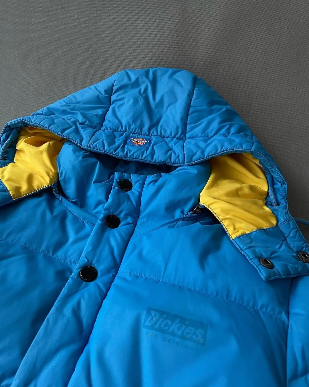 کاپشن پر دیکیز Dickies، رنگ آبی و زرد، جنس کتان، کوتاه، کلاهدار، آستینبلند، معمولی