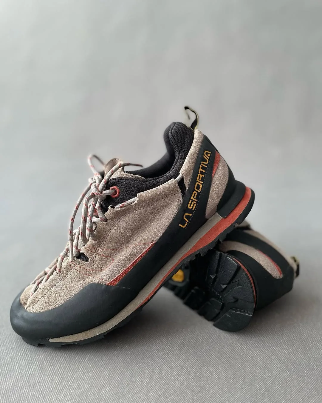 کفش کوهنوردی سایز ۴۲ La Sportiva، رنگ کرم، مشکی و نارنجی، جنس جیر و لاستیک، بنددار، تخت
