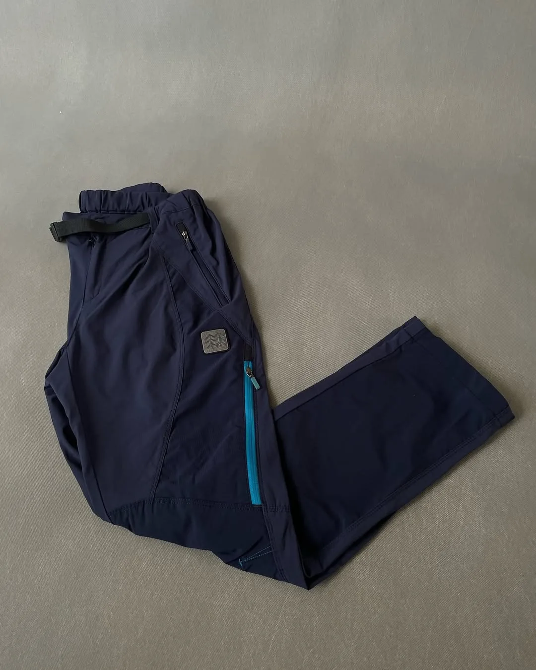 شلوار کوهنوردی Kolon Sport، رنگ سرمهای و آبی، راسته اسپرت