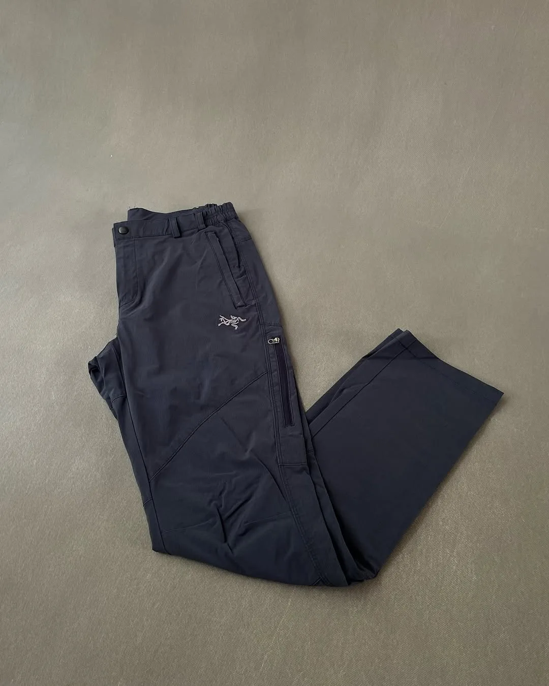 شلوار طبیعتگردی کوهنوردی Arc'teryx، رنگ سرمه‌ای، کمر کش، جیب زیپ‌دار، راحت