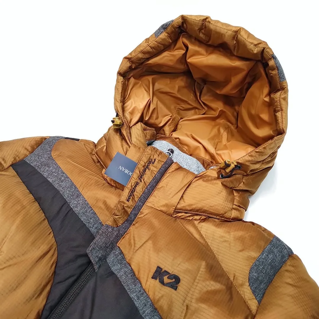 کاپشن سایز ۹۵ K2، رنگ قهوه‌ای، خاکستری و مشکی، جنس پلی‌استر، کوتاه، کلاه‌دار، آستین‌بلند، معمولی
