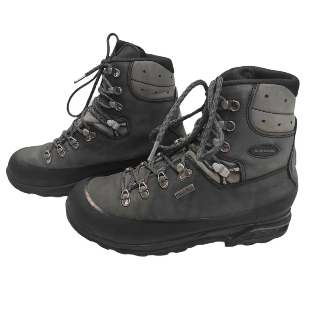 بوت کوهنوردی Tibet Pro GTX سایز ۴۳.۵ Lowa، رنگ خاکستری و مشکی، جنس جیر و چرم، ساق بلند، بنددار