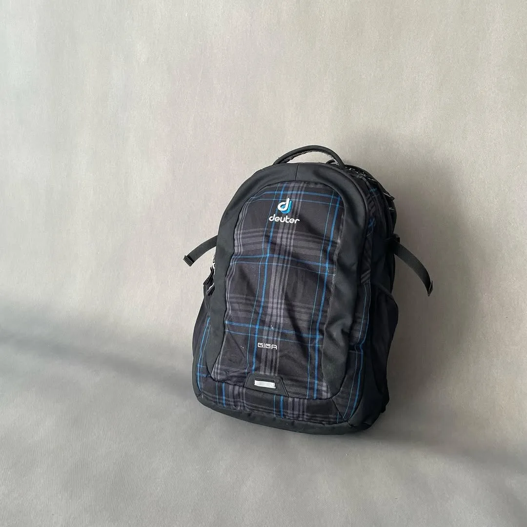 کوله پشتی گیگا Deuter، رنگ مشکی و آبی، طرح چهارخانه، کوله پشتی شهری