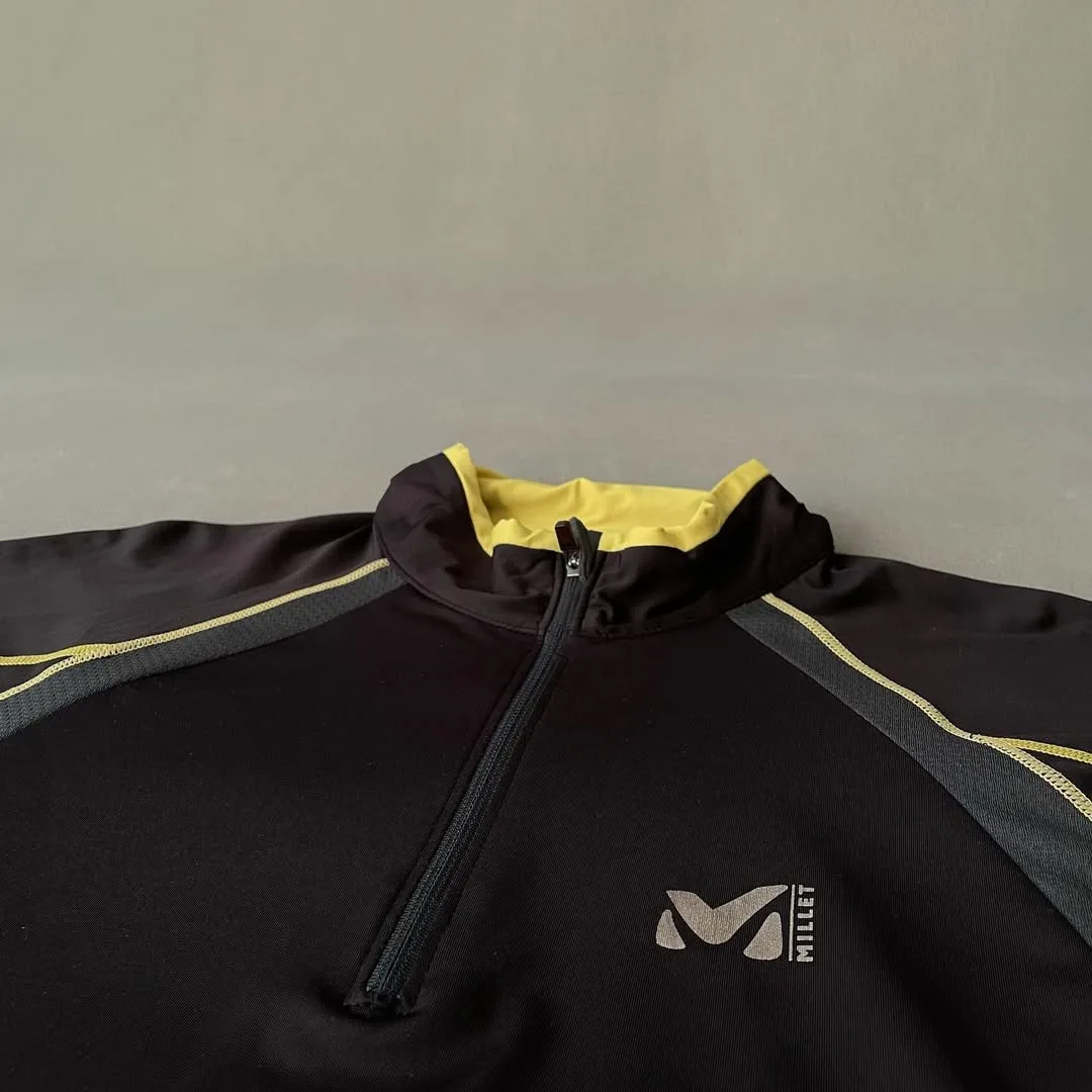 بلوز ورزشی سایز M، رنگ مشکی، زرد و خاکستری، جنس پلی‌استر، یقه ایستاده آستین‌بلند زیپ‌دار