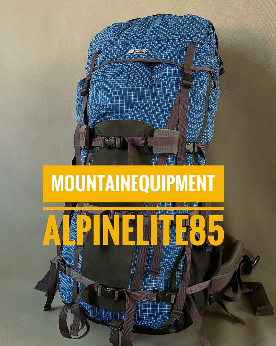کوله‌پشتی کوهنوردی Alpinelite 85 MEC، رنگ آبی و سیاه، جنس برزنت، طرح چهارخانه ریز، بزرگ