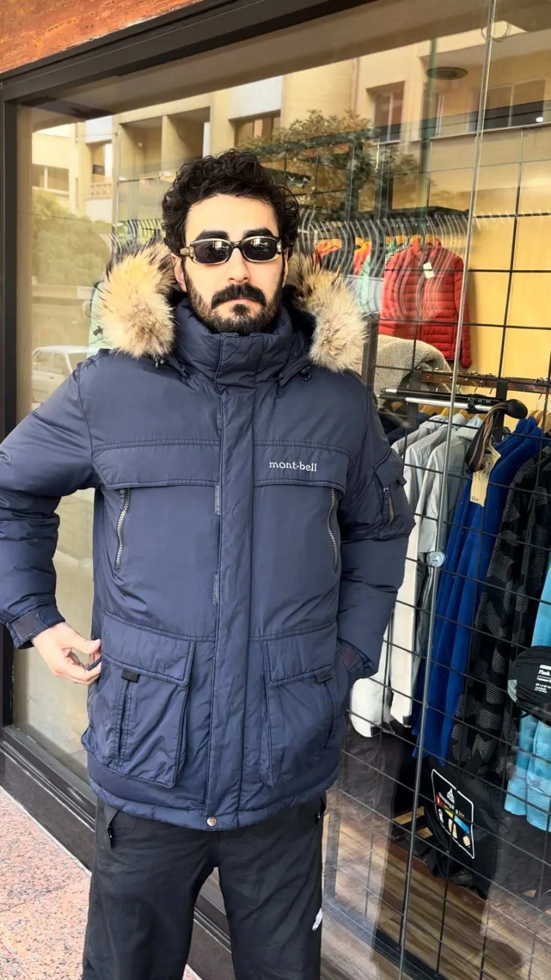 کاپشن پر اسکیمویی سایز ۱۰۰ مونت بل، رنگ سرمهای و مشکی، کاپشن کوتاه پفی