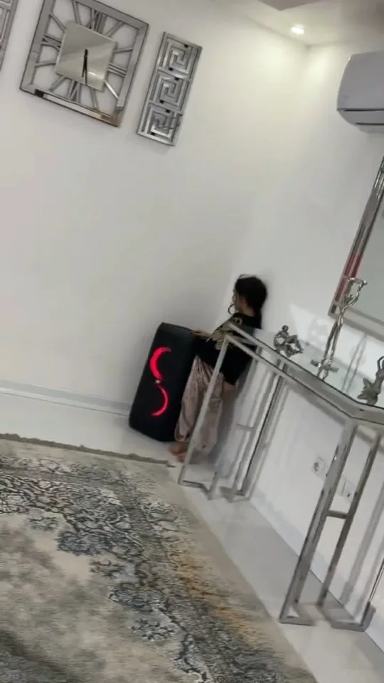 اسپیکر، رنگ مشکی و قرمز، جنس پلاستیک، ایستاده و مستطیلی