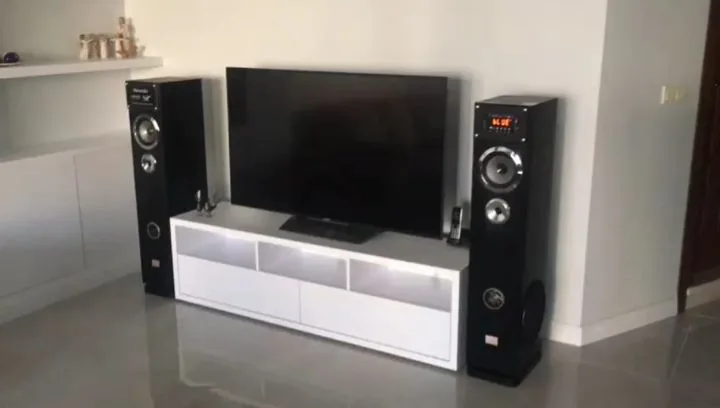 اسپیکر بدنه MDF با رادیو، رنگ مشکی و نقرهای، جنس پلاستیک و چوب، صوتی خانگی ایستاده