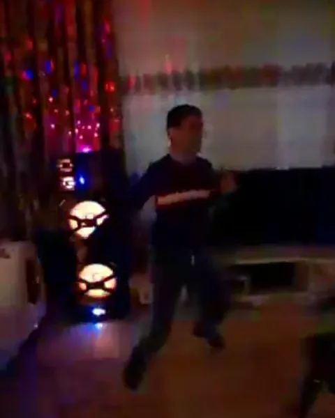 اسپیکر چراغ‌دار مکسیدر، رنگ مشکی و زرد، جنس پلاستیک، ایستاده