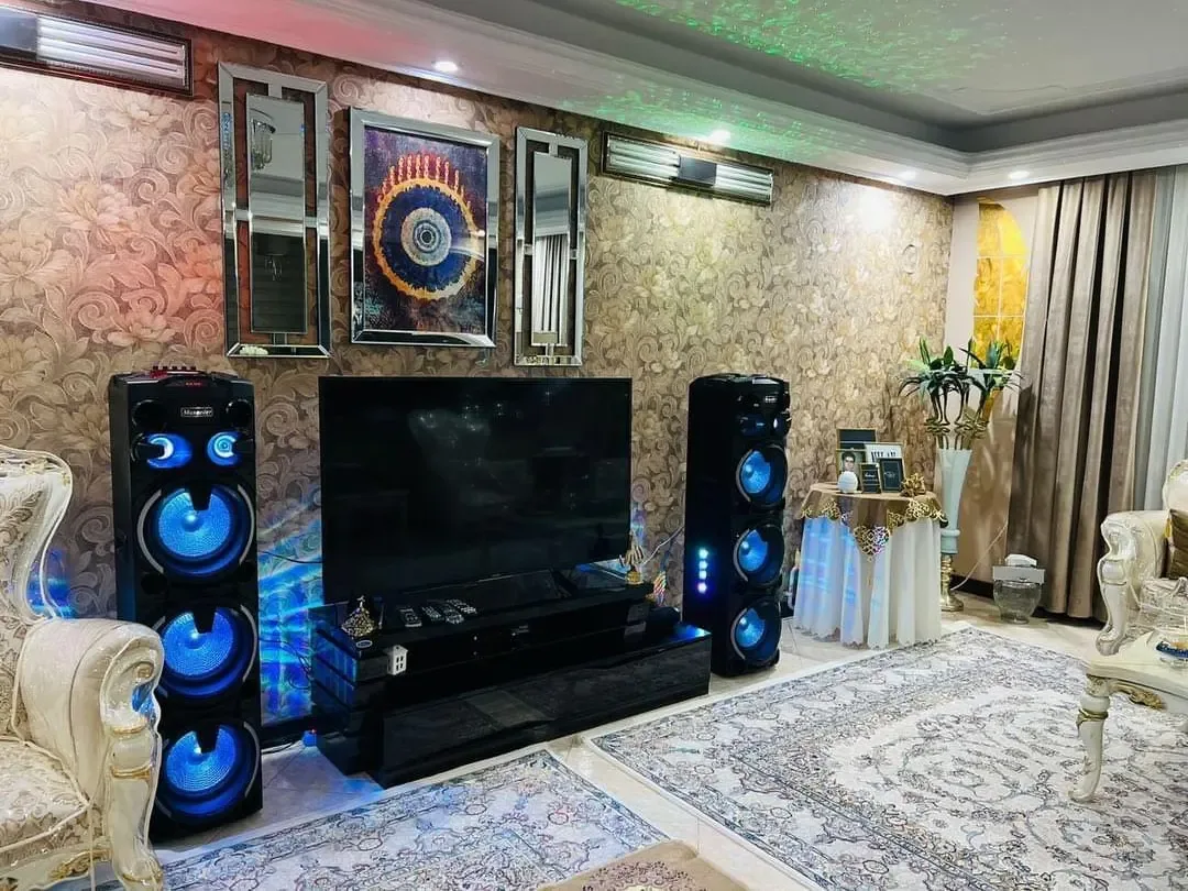 اسپیکر چراغدار، رنگ مشکی و آبی، جنس پلاستیک، ایستاده، چند ووفر