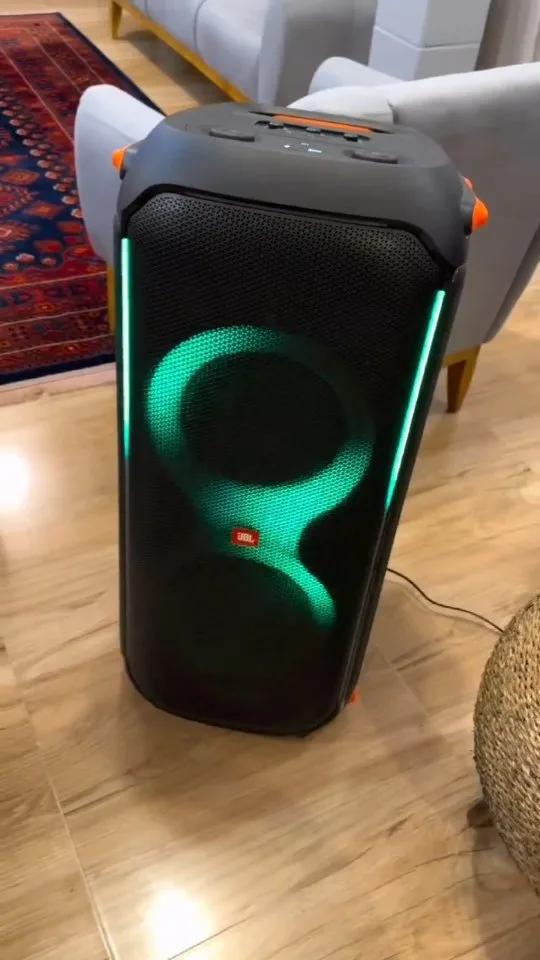 اسپیکر بلوتوثی JBL، رنگ مشکی و سبز، جنس پلاستیک، ایستاده استوانه‌ای