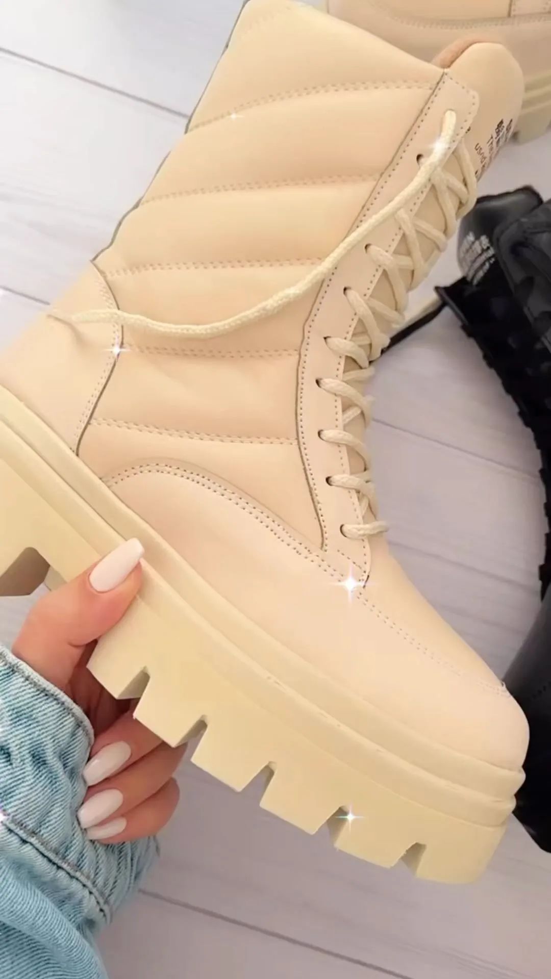 بوت بندی بژ ضخیم، رنگ کرم، ساقبلند، بنددار، لژدار