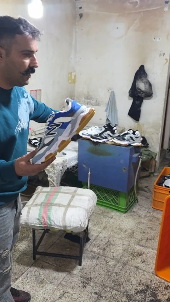 کتانی، رنگ آبی، سفید، خاکستری و زرد، بدون پاشنه