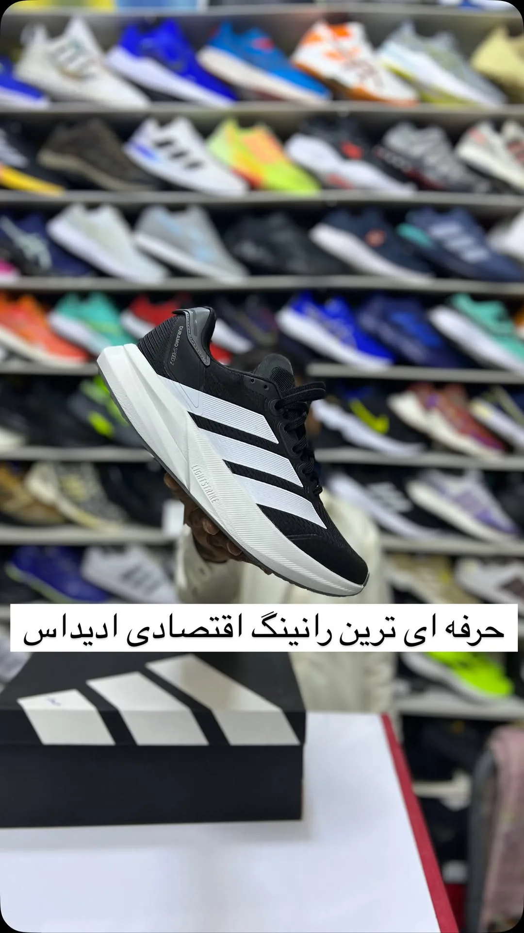 کفش رانینگ اقتصادی، رنگ مشکی و سفید، جنس پارچه و لاستیک، کتانی، بنددار، پاشنه تخت