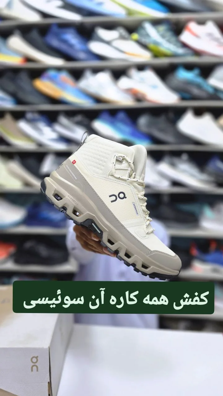 کفش همه‌کاره On، رنگ سفید و خاکستری، بوت ساق کوتاه، بنددار