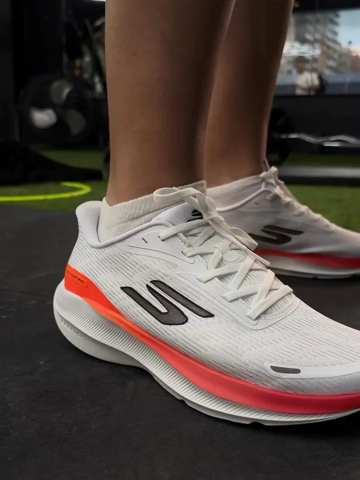 کفش دویدن Slip-In Aero Pulse اسکیچرز، رنگ سفید، نارنجی و مشکی، جنس مش، کتانی، بنددار، پاشنه تخت