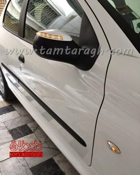 قاب آینه راهنمادار پژو ۲۰۶، رنگ مشکی و سفید، جنس پلاستیک و شیشه، بیضی، دارای چراغ