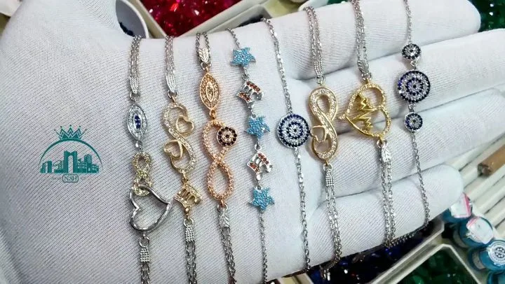 دستبند نقره فانتزی آبکاری، رنگ طلایی، نقره‌ای و آبی، جنس فلز و نگین، طرح هندسی، دستبند زنجیری آویزدار