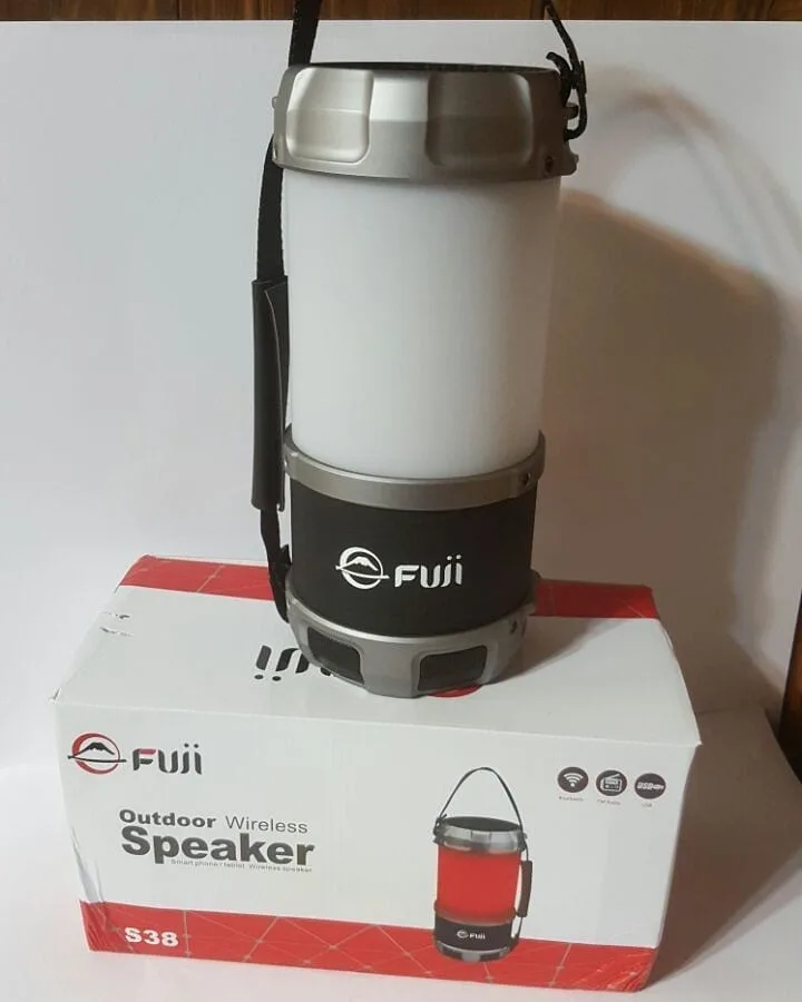 اسپیکر بلوتوثی، رنگ سفید، مشکی و نقره‌ای، جنس پلاستیک و فلز، استوانه‌ای، چراغ‌دار