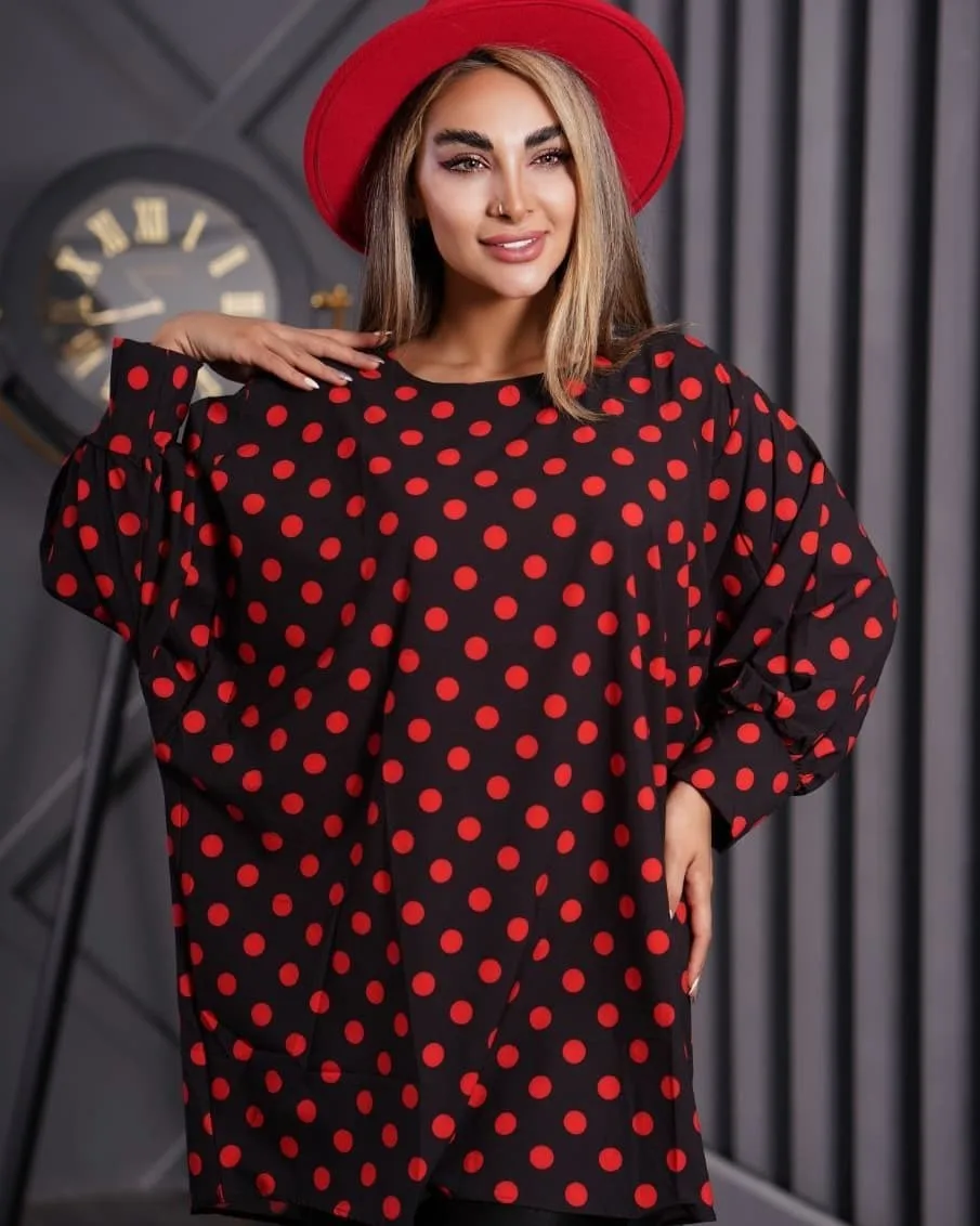 شومیز بوگاتی کد ۶۱۱، رنگ مشکی و قرمز، طرح خال‌دار، قد باسن، یقه گرد، آستین بلند، گشاد