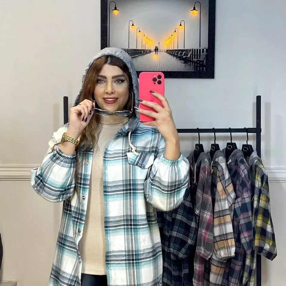 مانتو کلاه ملانژ چهارخونه، رنگ سفید، سبزآبی و مشکی، طرح چهارخانه، کلاه‌دار بلند آستین‌بلند