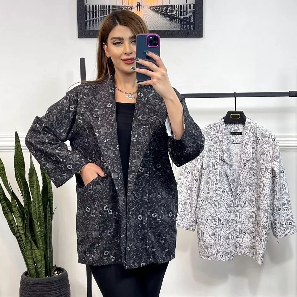 مانتو کتی زنانه، رنگ مشکی و سفید، طرح هندسی، یقه انگلیسی کمردار کوتاه