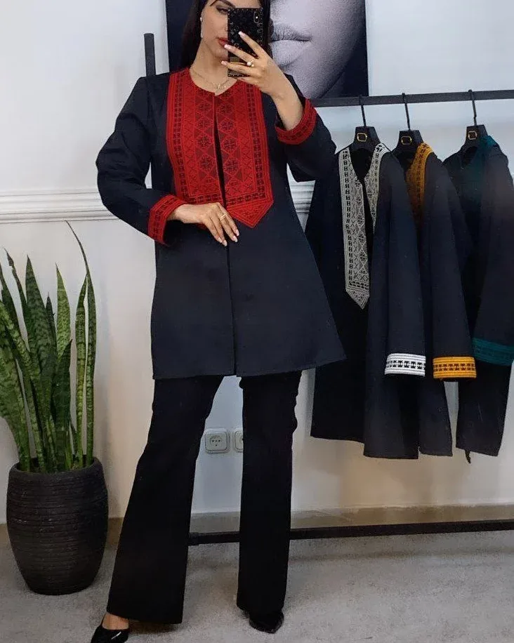 مانتو بهاره پارچه پرشیا، رنگ مشکی و قرمز، طرح گلدوزی، بلند، یقه گرد، آستین بلند