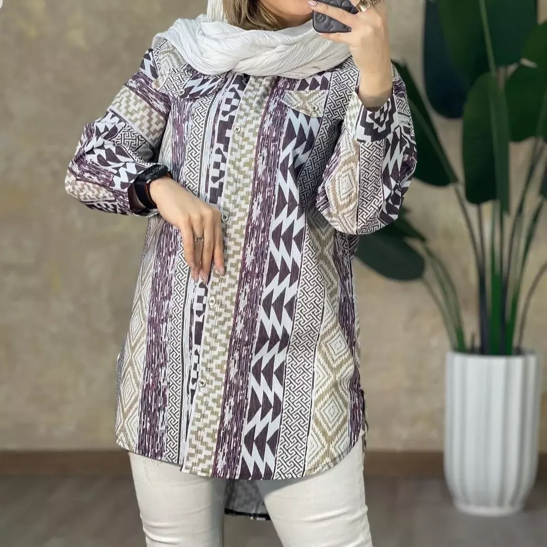 مانتو شومیزی داکرون طرح‌دار، رنگ بنفش، سفید و قهوه‌ای، طرح هندسی، بلند، یقه مردانه، آستین بلند